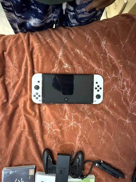 Nintendo switch в хорошем состянии + игры