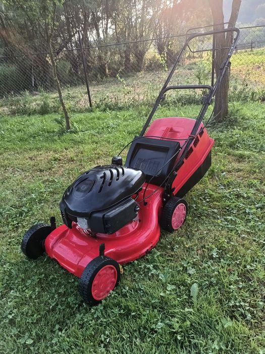 Mașină de tuns iarba