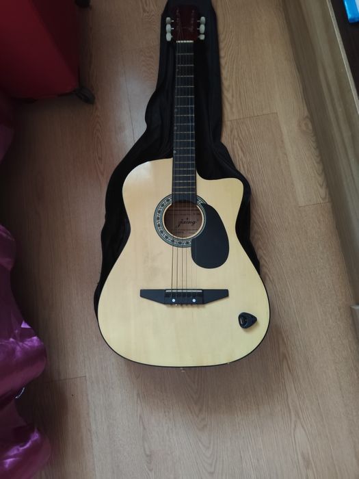 Продам гитару состояние нормальное