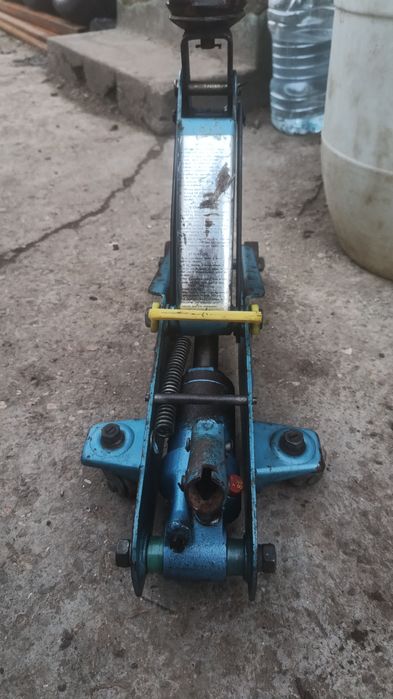 Vînd doua cricuri hidraulice crocodil,160 lei buc negociabil.ata