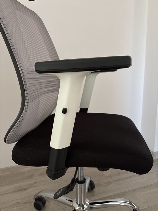 Scaun birou ergonomic cu cotiere reglabile pe inaltime