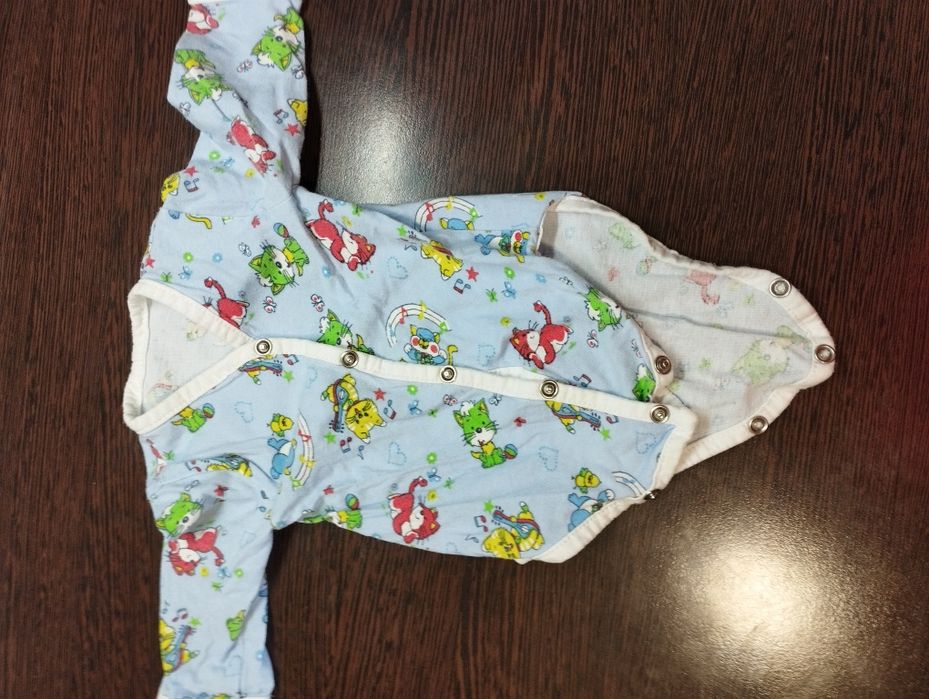 Бебешки дрехи, запазени- не нови и подарък еднократни подплънки.