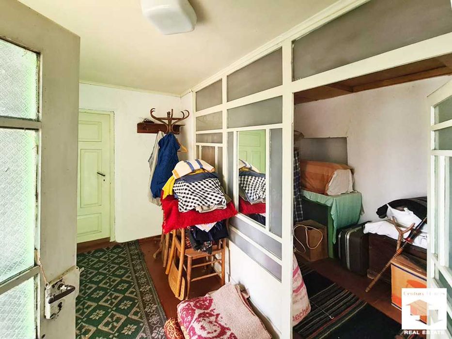 140333 Двуетажна къща с кладенец и гараж в с. Долна Липница