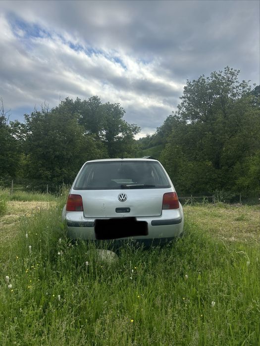 Vând Golf 4 motor 1.4 preț bun 3500 de lei