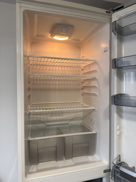 Combina frigorifica Arctic AK366-4+, 331 l, Clasa A+, H 201 cm, Alb