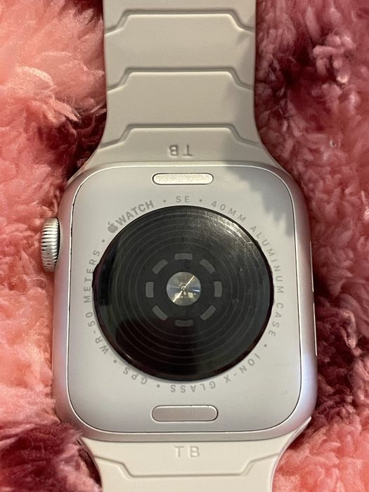 Apple Watch SE Series 2generation(GPS( ползван няколко пъти за мерене на пулс така че бих казал НОВ