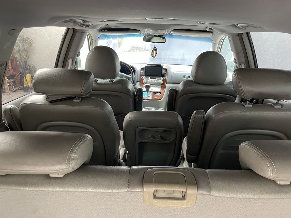 Срочно продаю Kia carnival автомат