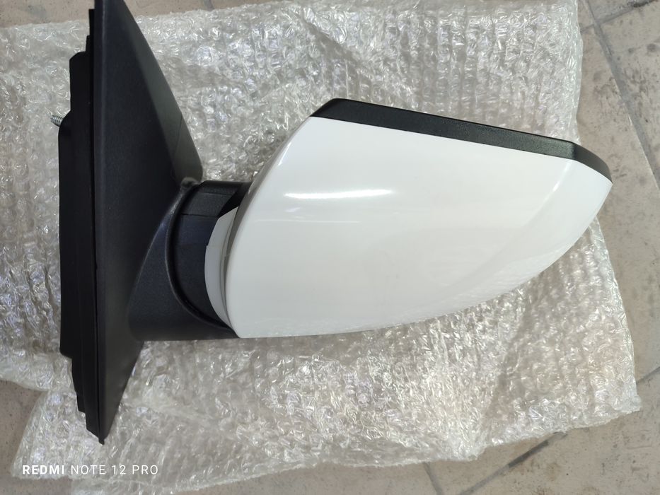 Боковое зеркало левое