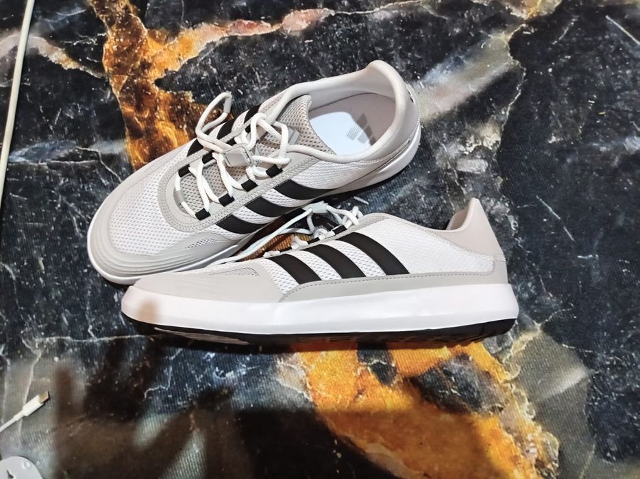 Кроссовки Adidas Roamboat. Новые