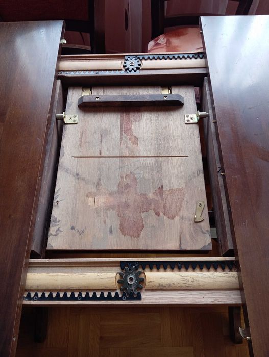 Продавам разтегателна маса и 6 стола