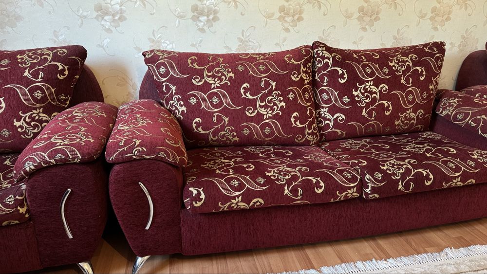 Срочно продам диван с двумя креслами.