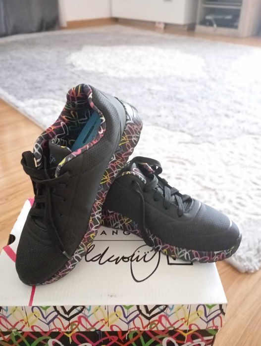 Pantofi sketchers nr 38