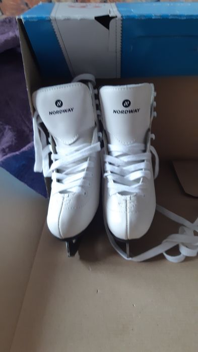 Коньки фигурные размер 32 новые в отличном.