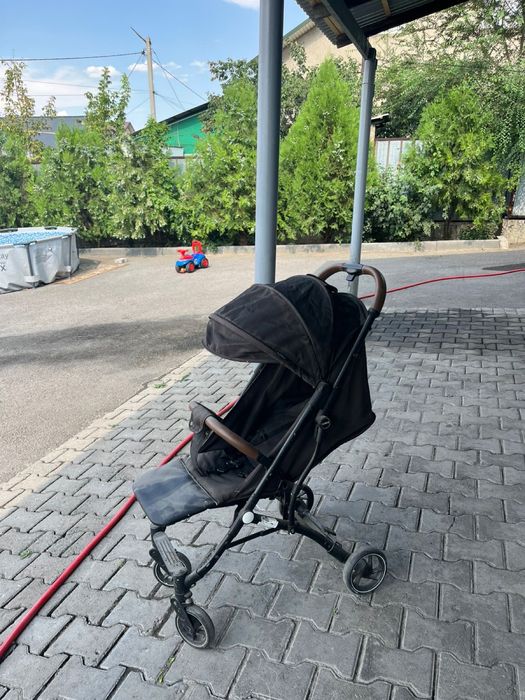 Продается прогулочная коляска Tomix