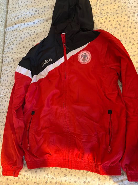 Различни спортни дрехи и екипи