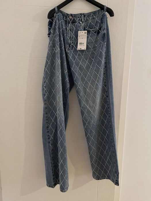 Blugi cu aplicatii stralucitoare