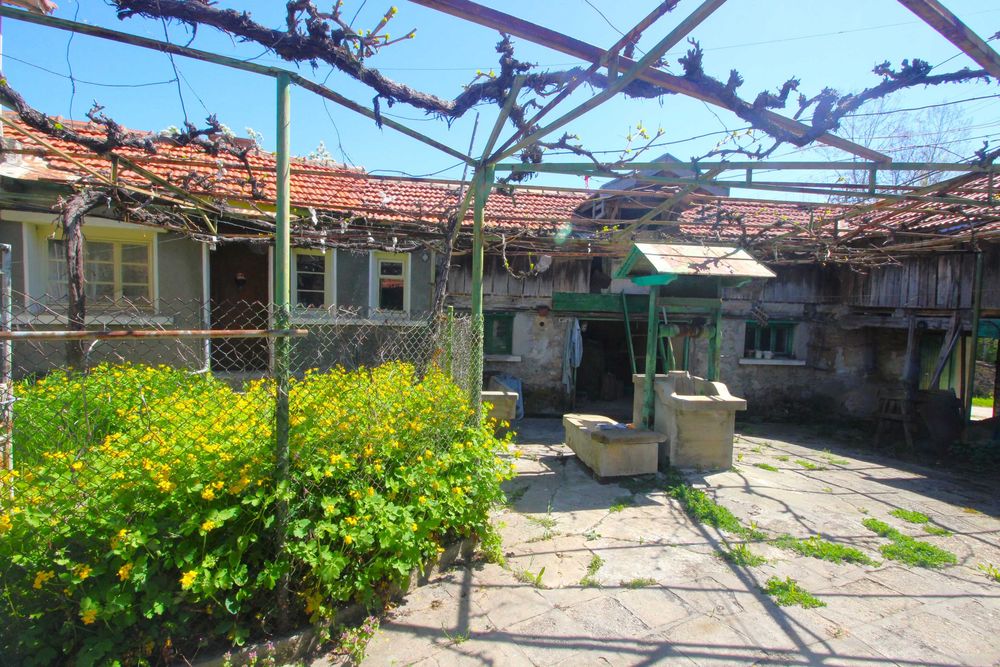 Къща с парцел в с. Здравковец, общ. Габрово