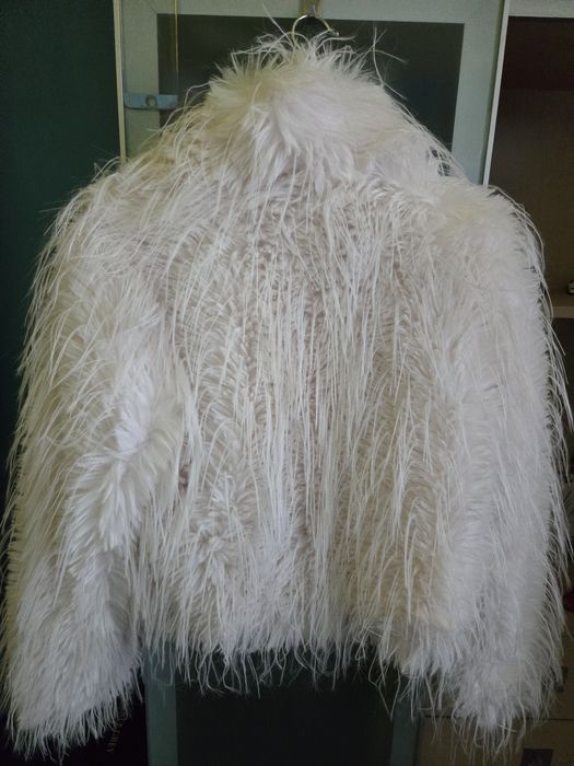 Бяло пухкаво палто