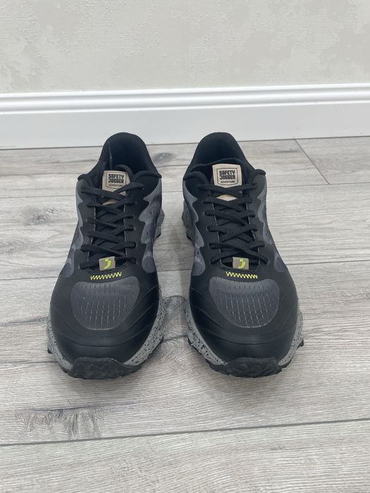 Походные кроссовки