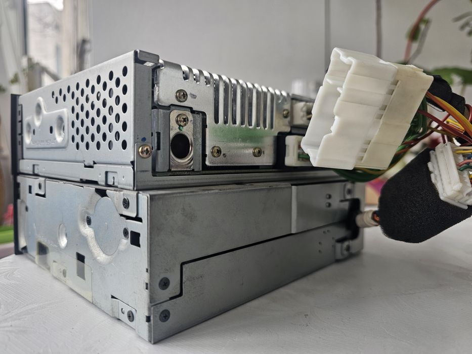 Vand radiocaetofon si magazie CDuri originale Nissan