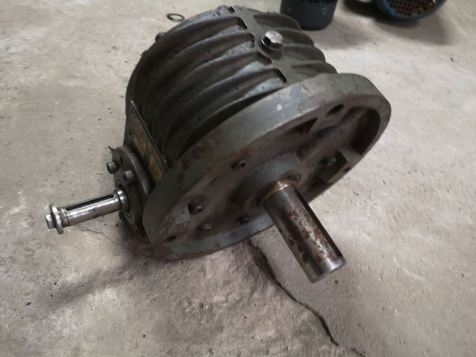 Червячен редуктор с две оси