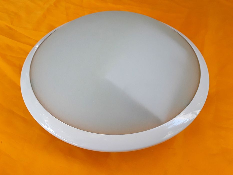 4 Bucăți plafoniere din metal cu sticla diametrul 26 Cm NOI - 95 Lei
