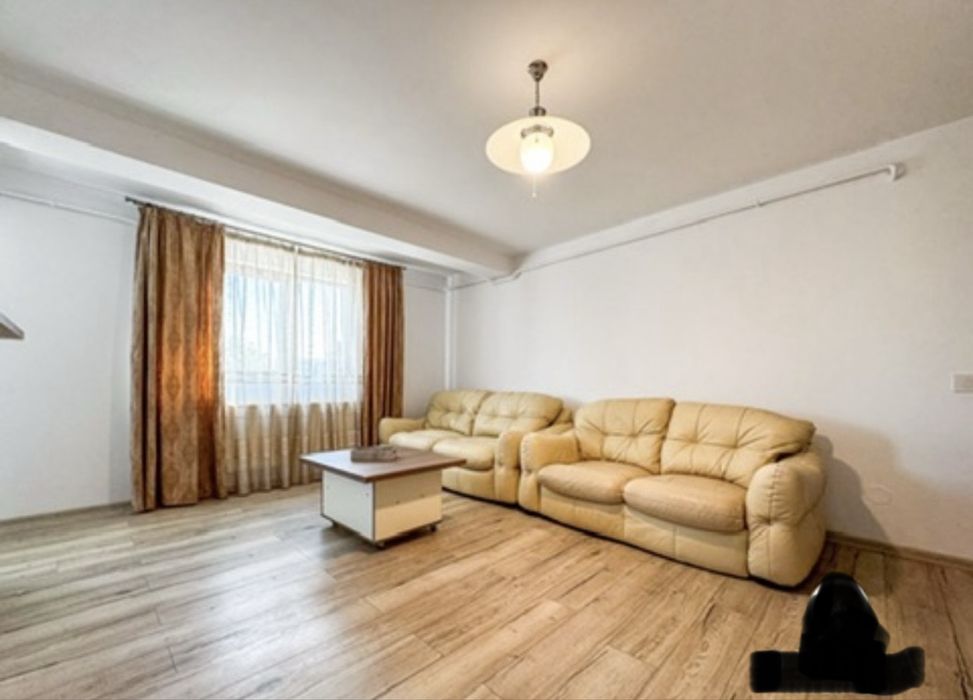 Proprietar:Ap.3camere open space-Lângă Palas.+parcare inclusa