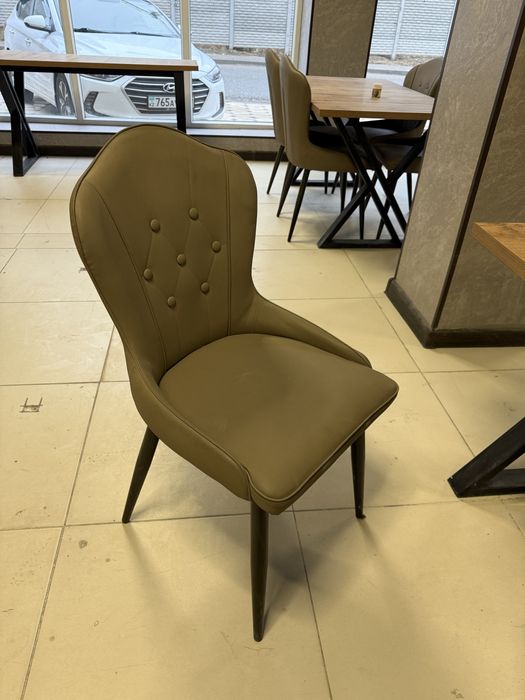 Стол и стулья для кафе