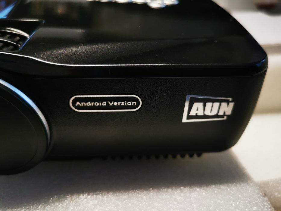 Videoproiector cu android.