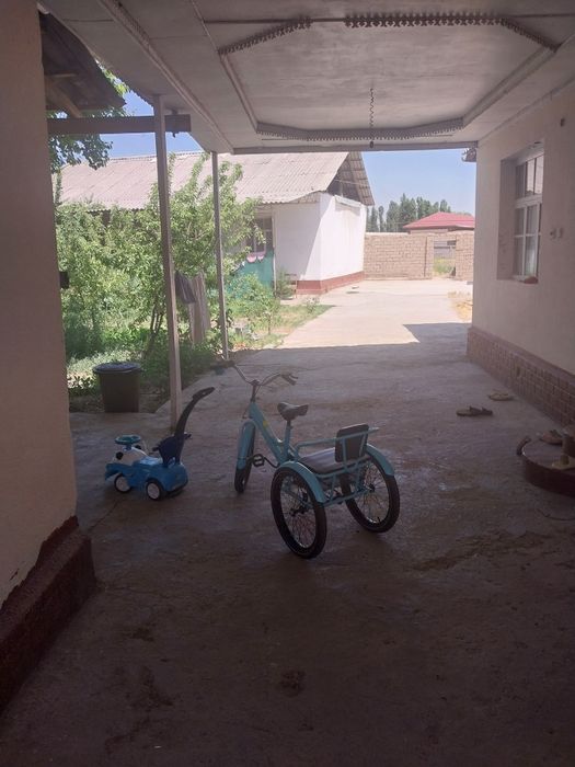 Uy sotiladi navesli 2 xonali banyasi bilan 4 sotix