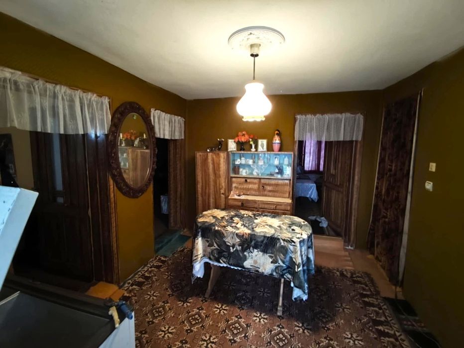 Двуетажна къща с постройка