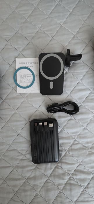 Set 2 baterii externe cu adaptoare multiple si incarcare Wireless + 2 incarcatoare  auto