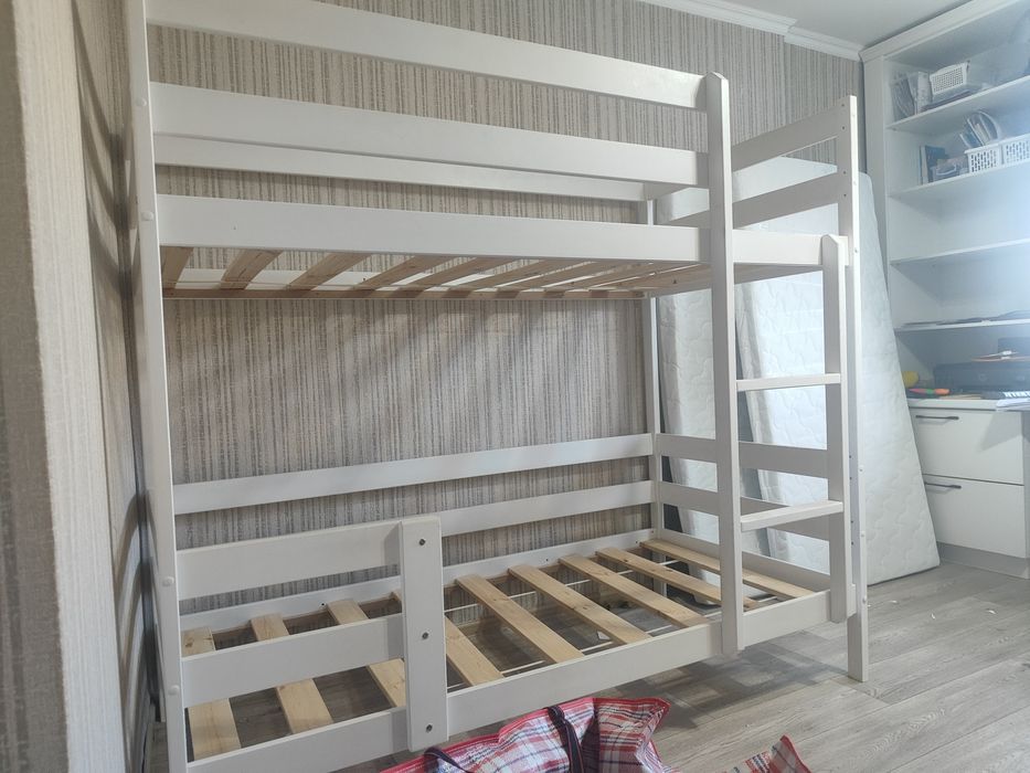 Продается двухъярусная кровать.