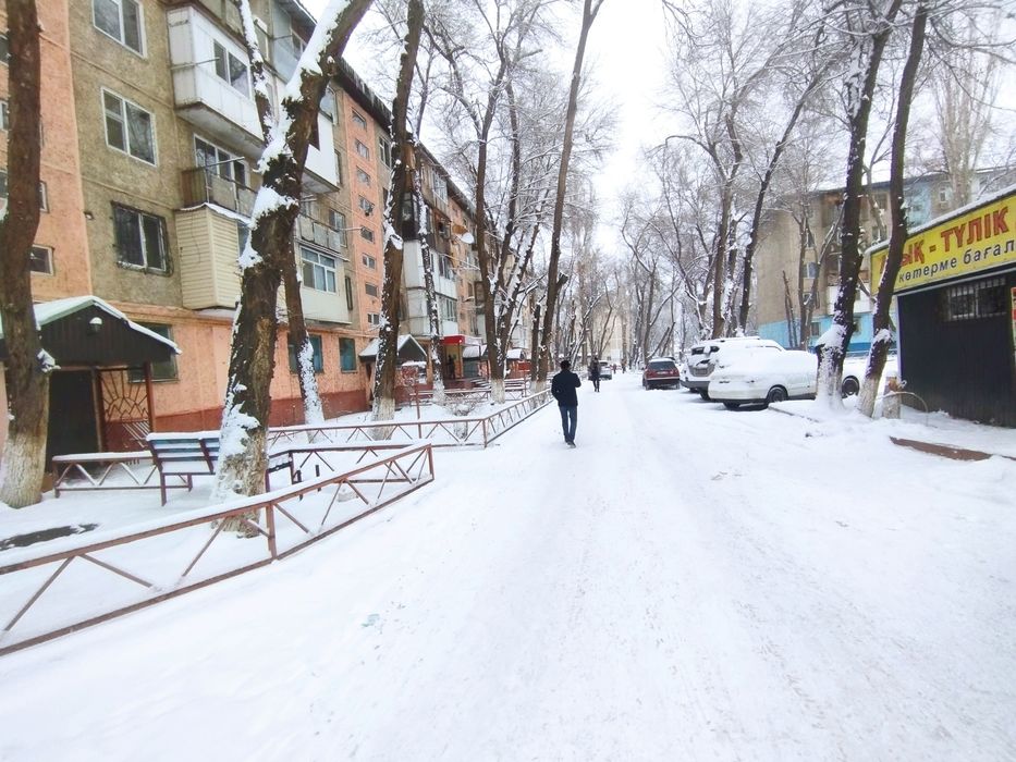 2 комнатная в 7 мкрн 1 этаж