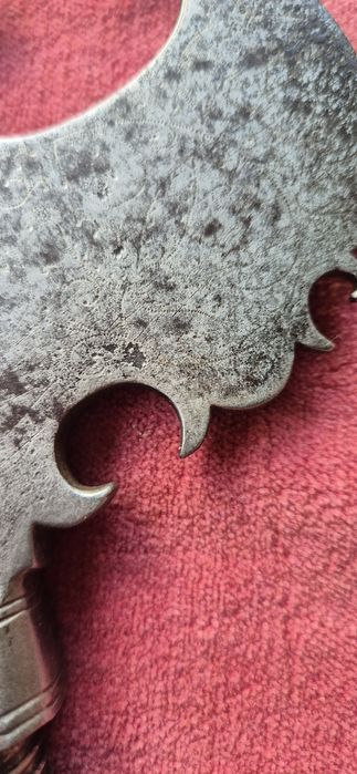 Продавам алебарда , нож , сабя.