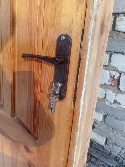 Дверь деревянная входная