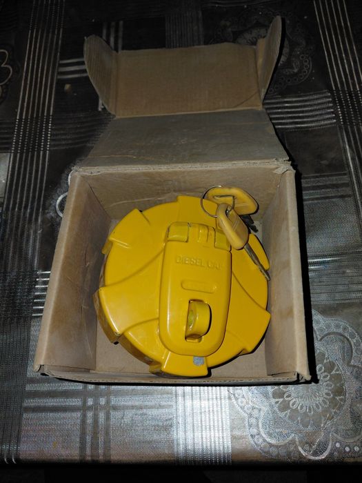 Замок топливного бака экскаватора