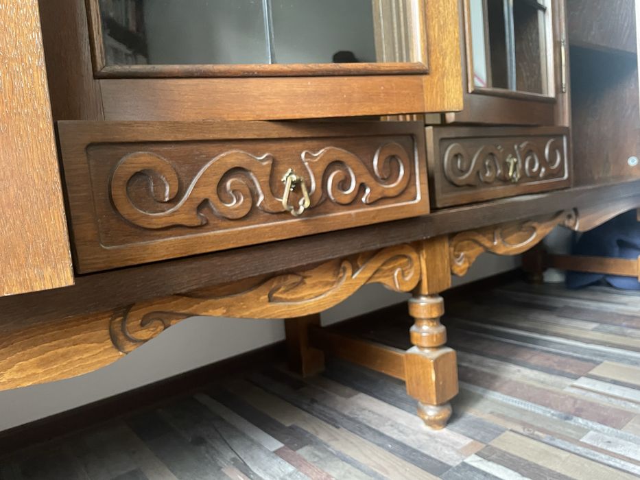 Biblioteca eleganta veche, din lem masiv, in stare buna