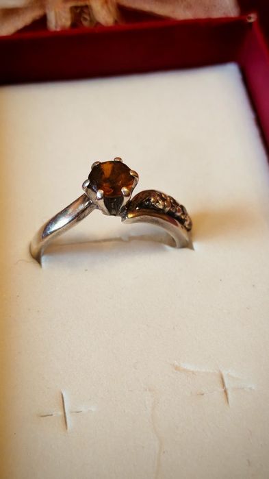 Продавам сребърни пръстени с естествен камък