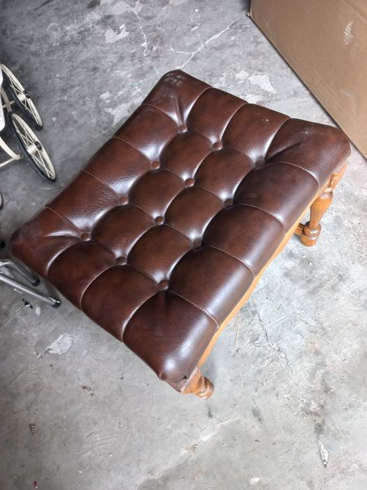 Кожена табуретка