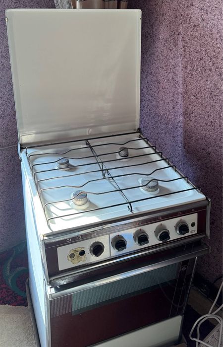 Газовая плита хорошим состояние