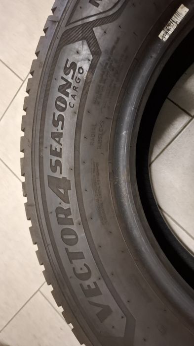 Всесезонна бусова гума  GoodYear 235 65 16С