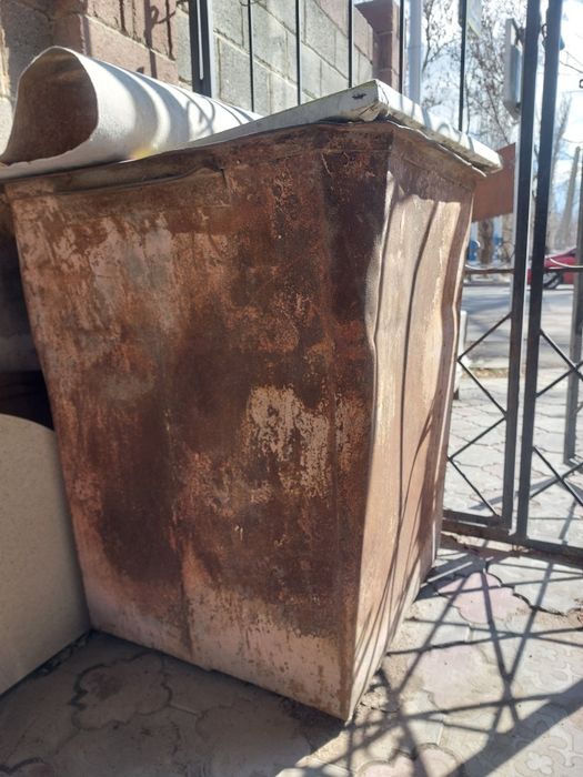 Мусорный бак металлический