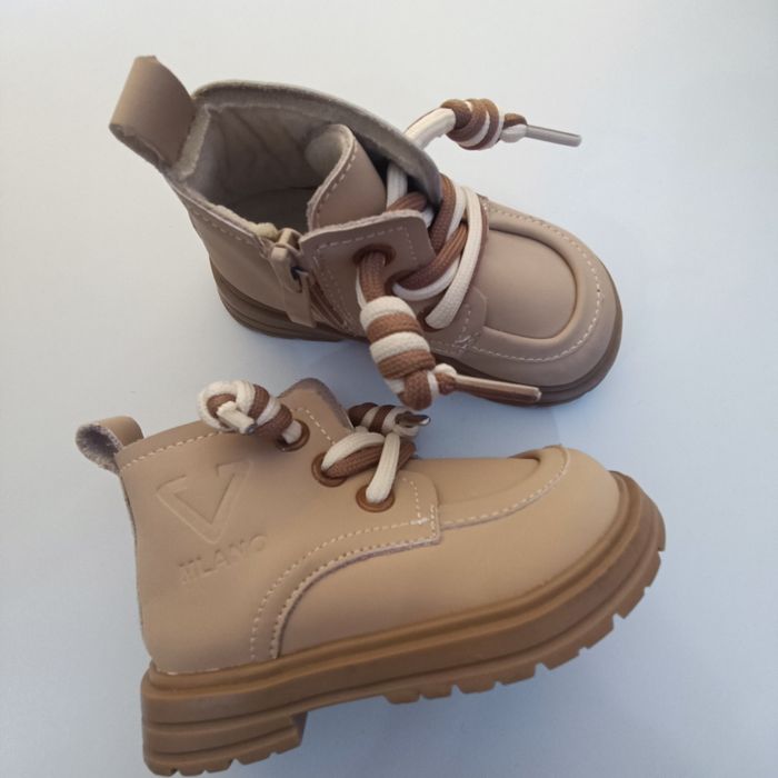 Продам детские ботинки