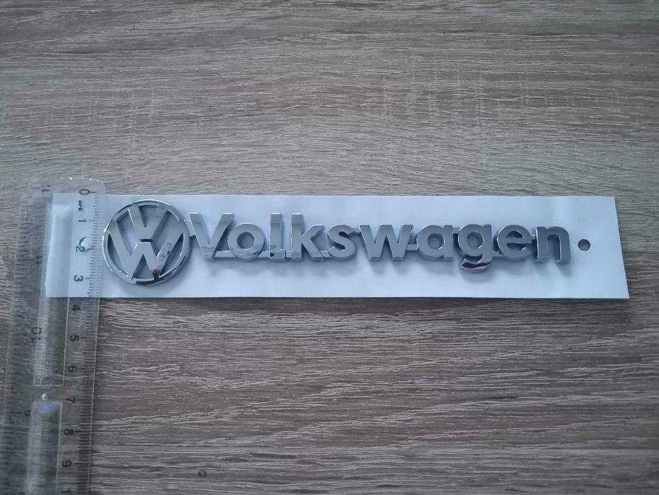сребрист надпис Volkswagen