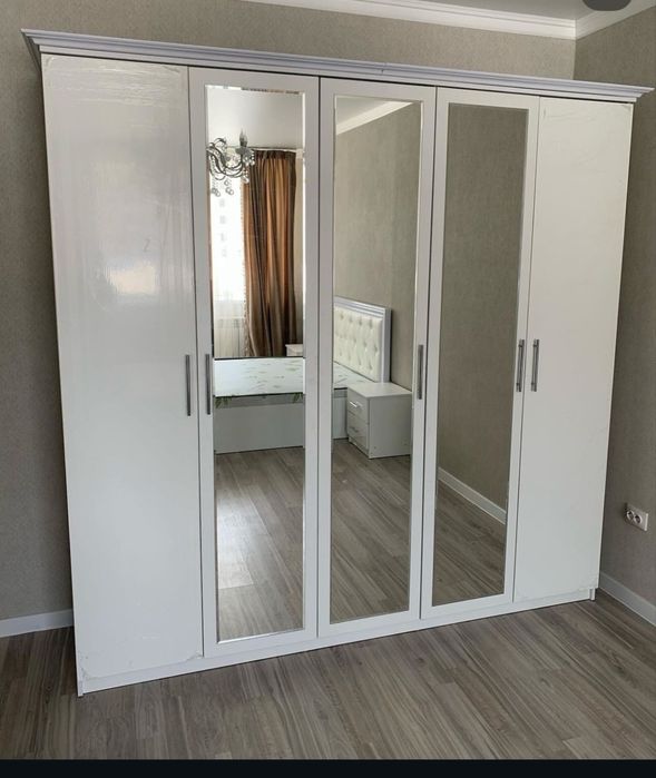 Продам белый спальный гарнитур с матрасом