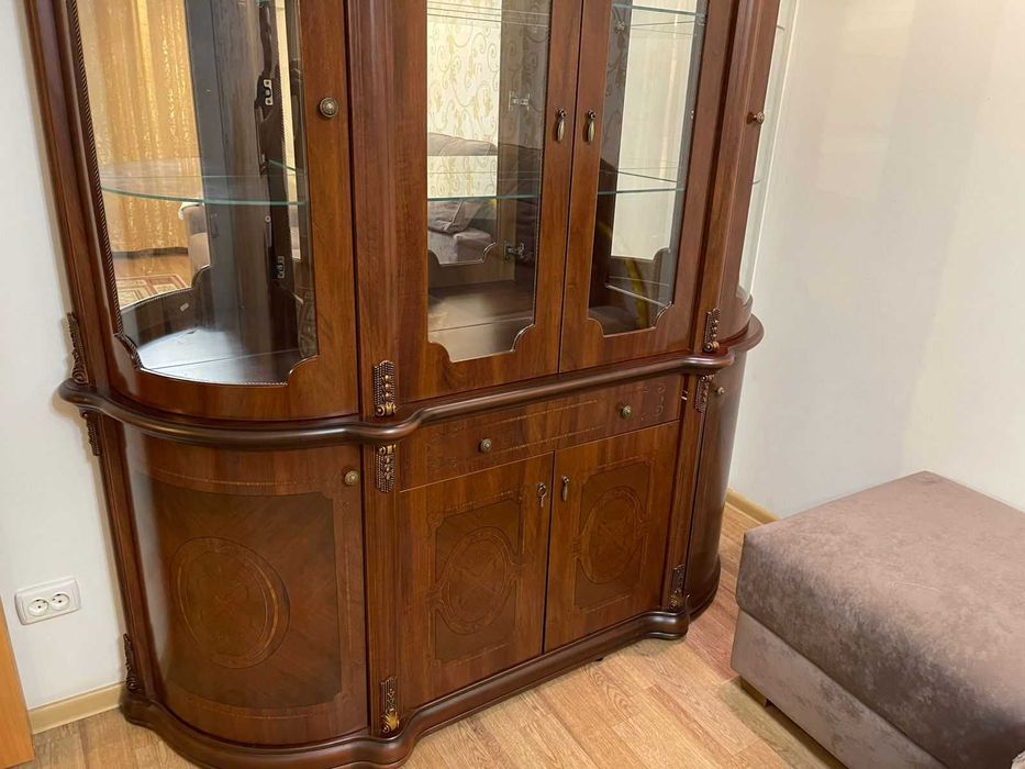 шкаф витринный для гостевой