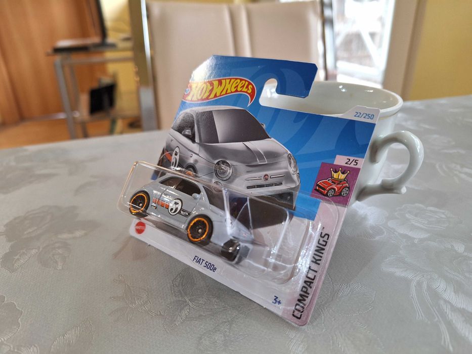 Комплект Hot wheels колички 10 броя, с количка FORD + FIAT 500
