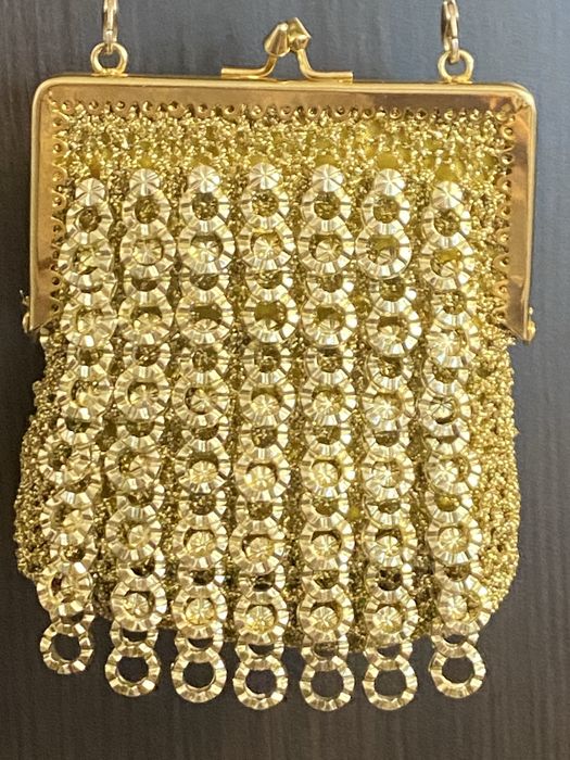 Gentuta eleganta, metalica