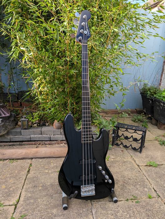 Chitară bass Fender Squier Deluxe Jazz IV Activ, negru